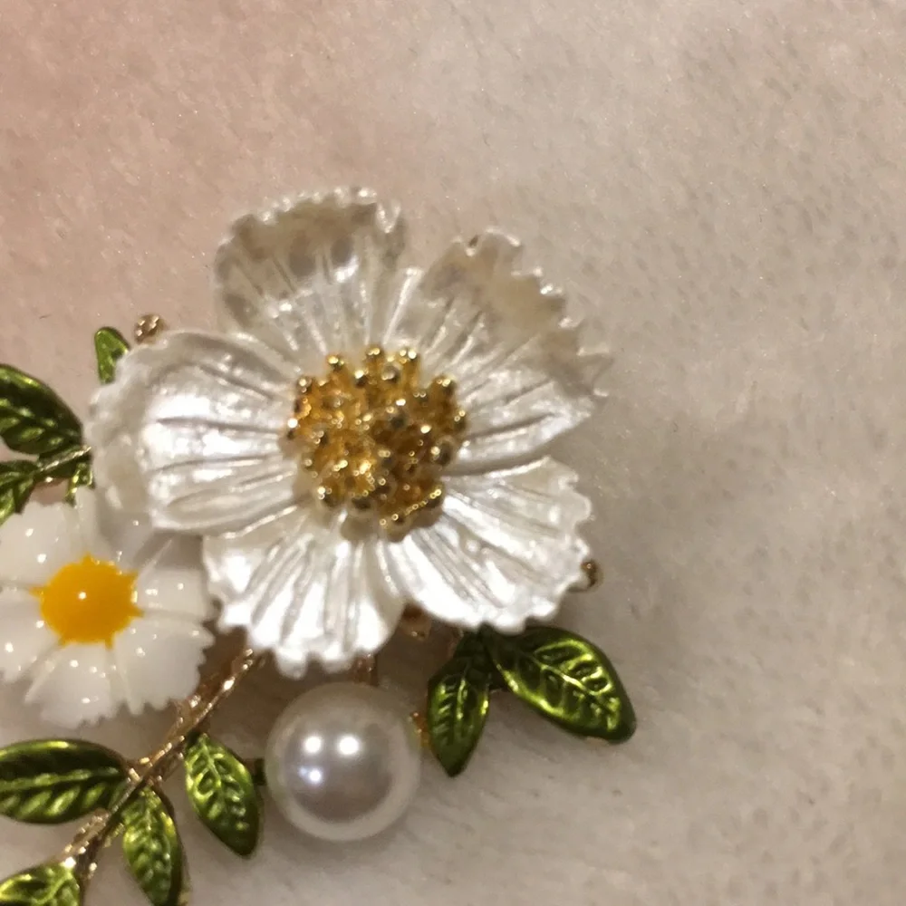 Flower Fashion  Pin Brooch NWT Faux Pearl 2x1.5” Gold Toned Metal Alloy - Picture 9 of 11